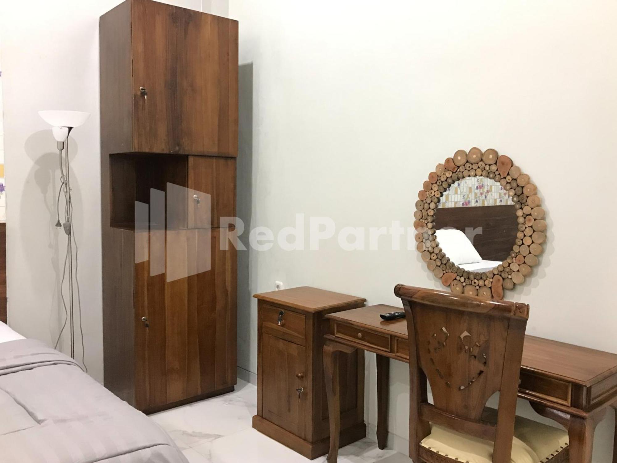 D88 Mitra Reddoorz Near Santera Flower Garden Malang