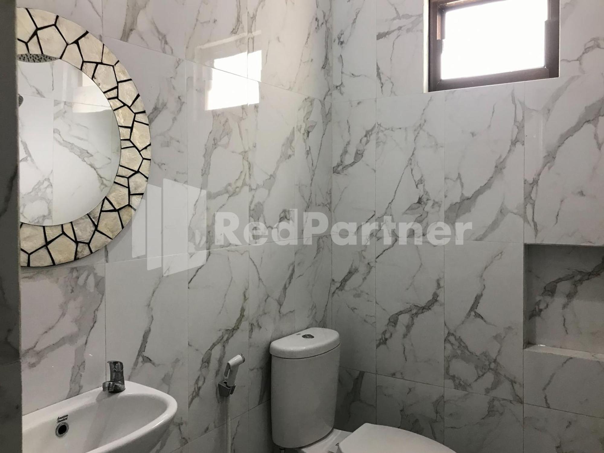 Hotel D88 Mitra Reddoorz Near Santera Flower Garden 2*