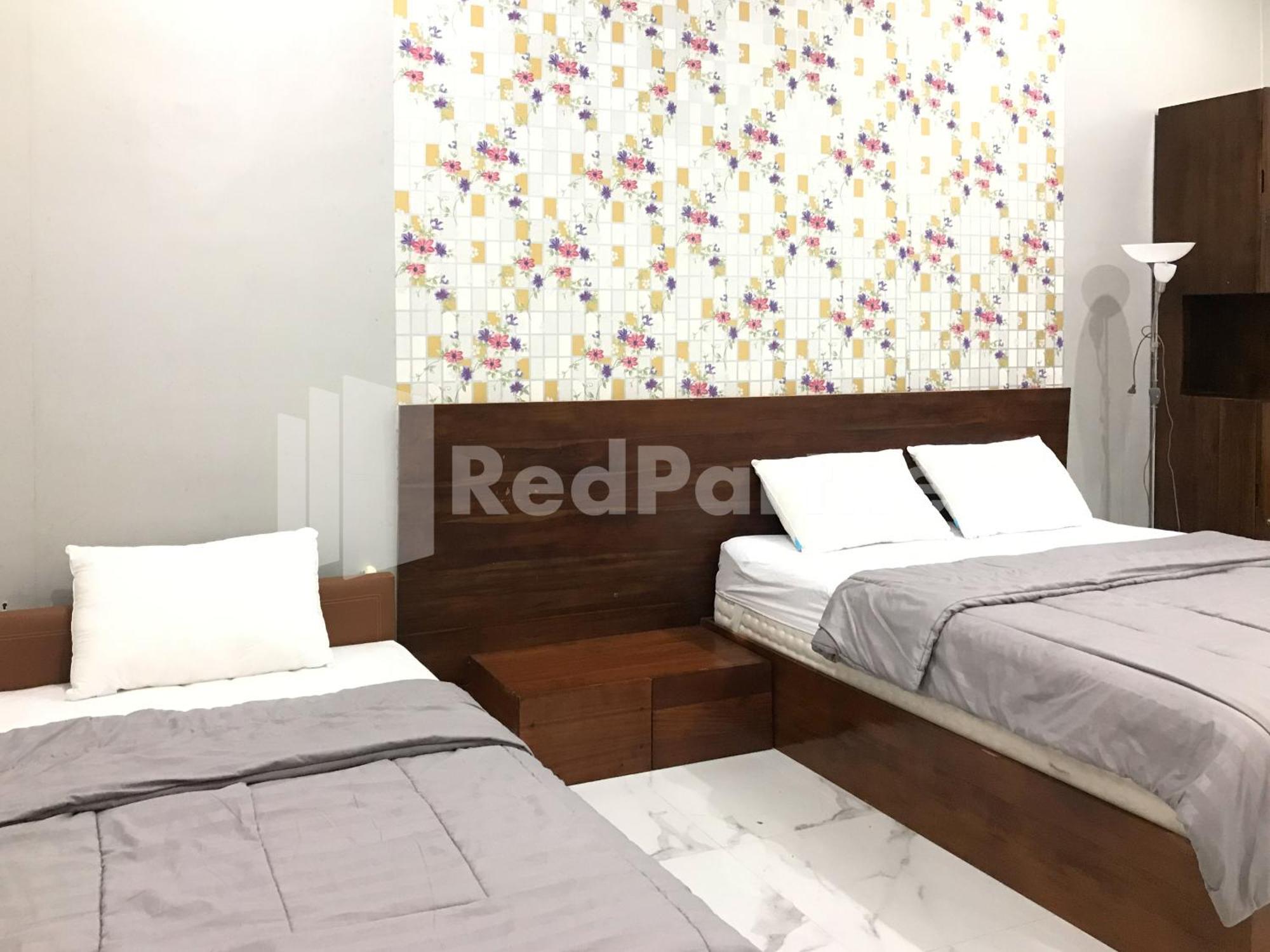 D88 Mitra Reddoorz Near Santera Flower Garden Malang
