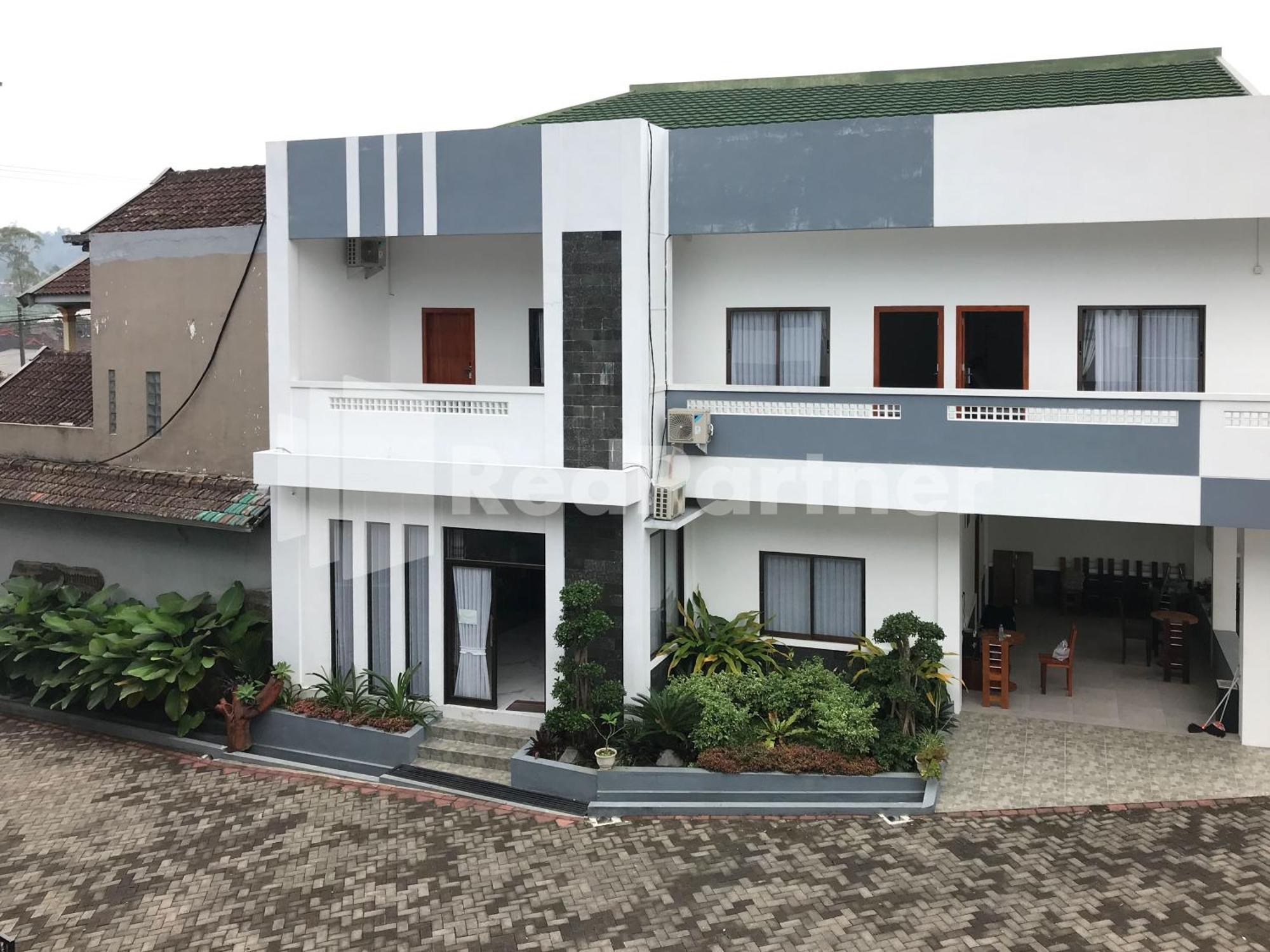 D88 Mitra Reddoorz Near Santera Flower Garden 2*