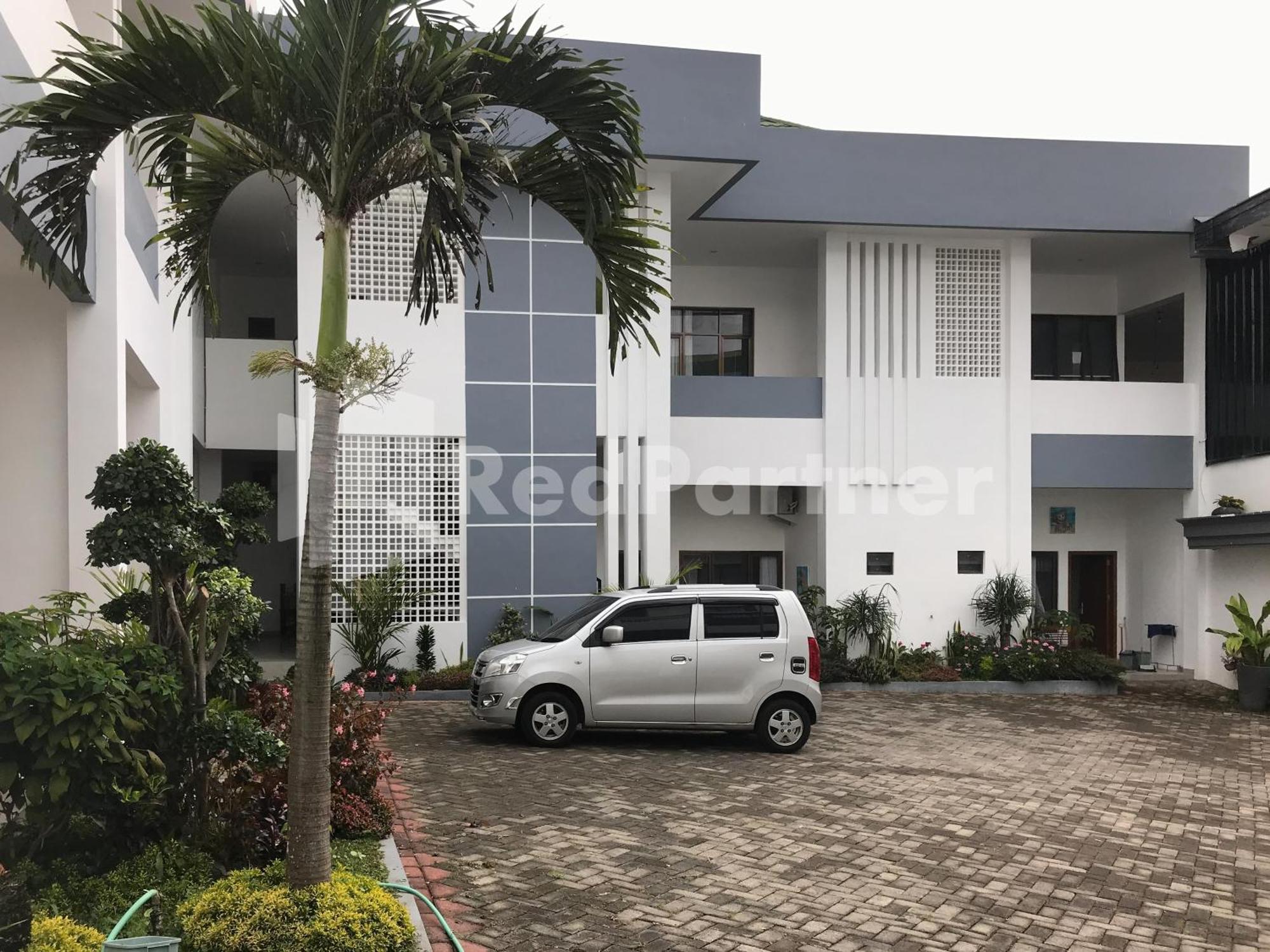 D88 Mitra Reddoorz Near Santera Flower Garden Malang