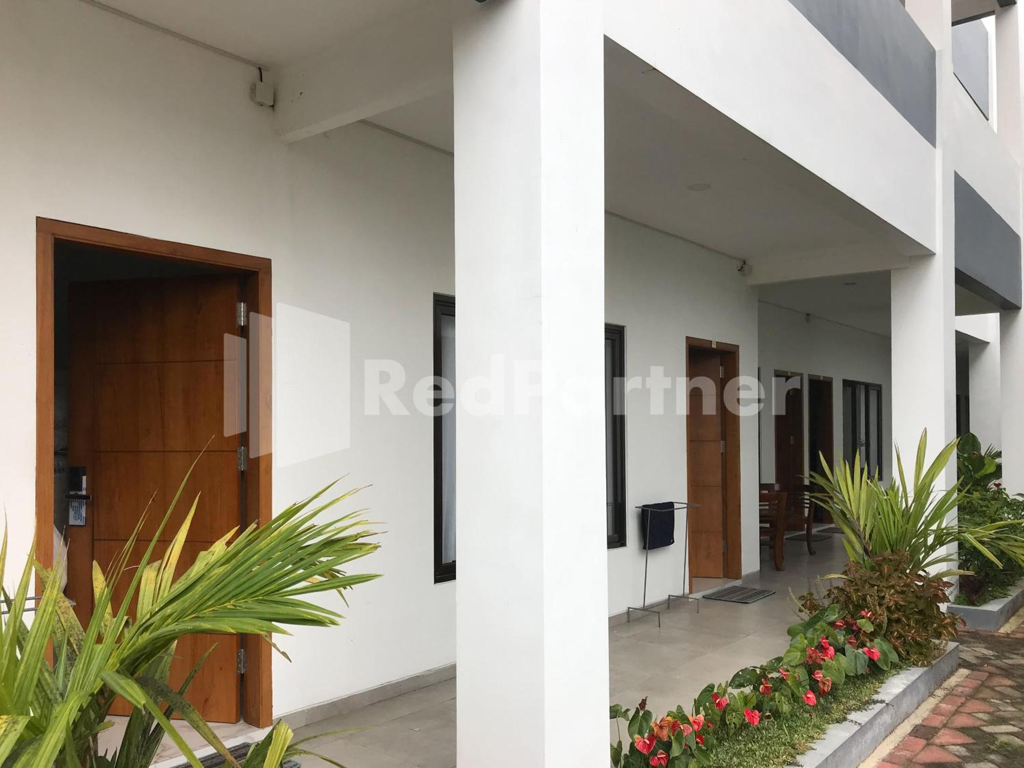D88 Mitra Reddoorz Near Santera Flower Garden 2*