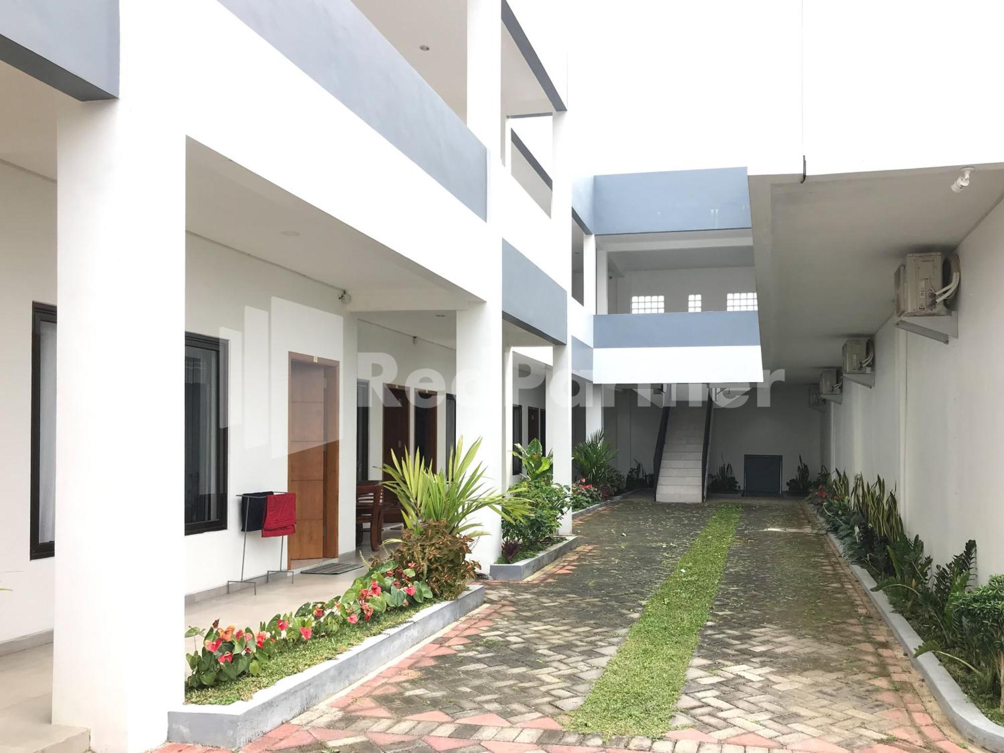 Hotel D88 Mitra Reddoorz Near Santera Flower Garden 2*